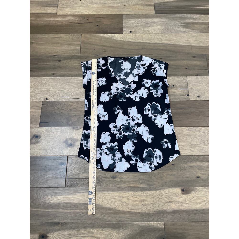 Express Black White Floral V Neck Handkerchief Hem Tunic Top Size L - Picture 3 of 7